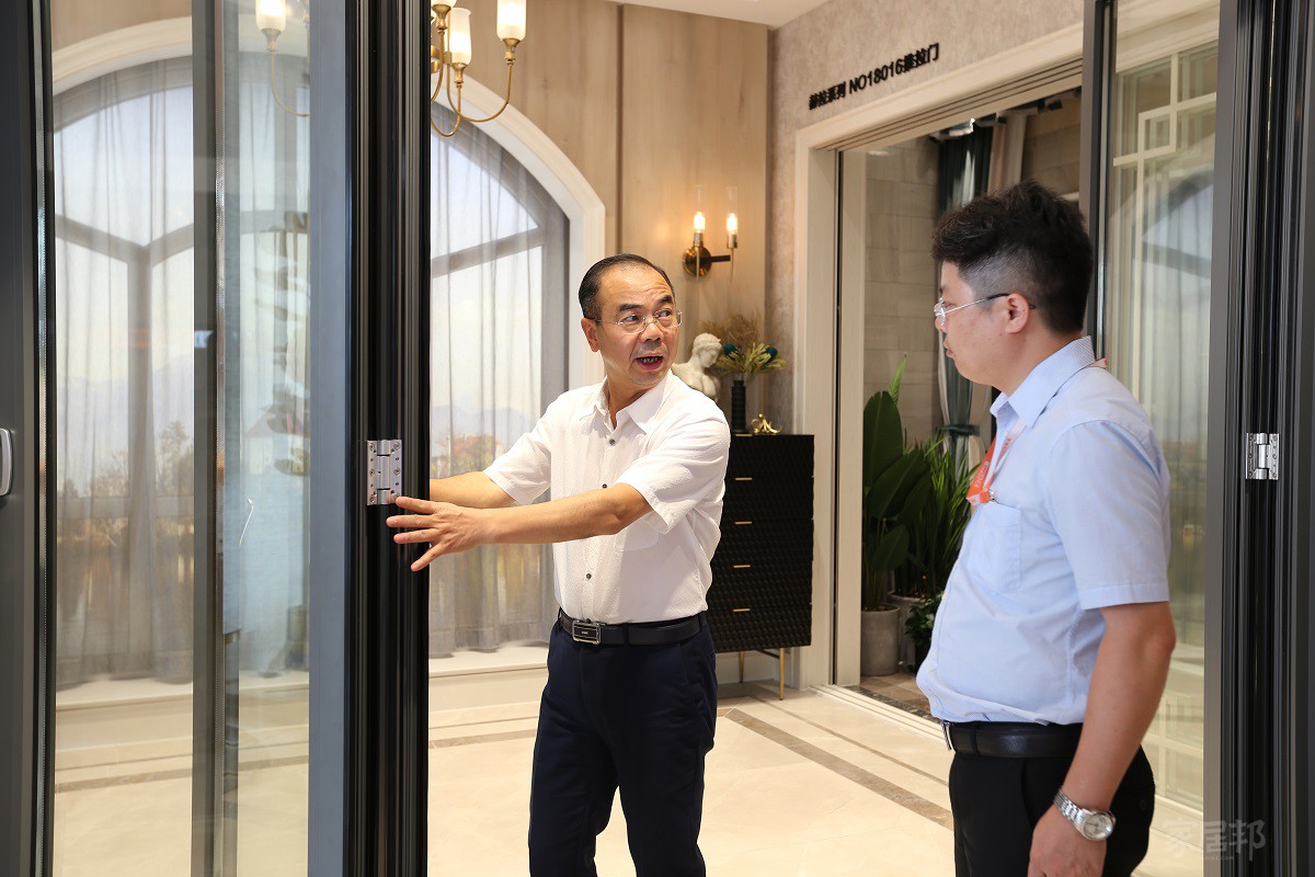 姚董參觀歐鉑尼展廳并體驗(yàn)產(chǎn)品